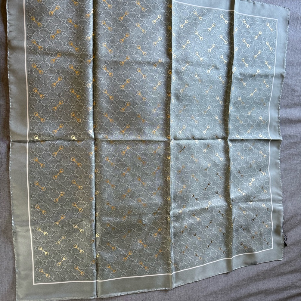 Gucci GG Print with horsebit silk carré, Green and Gold Silk Scarf - Picture 2 of 13